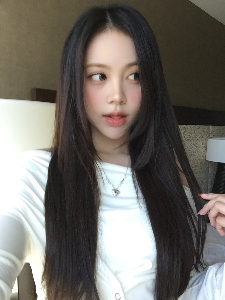 H2H_NEWS's tweet photo. 261007 CARMEN WEVERSE POST

“How was ur day?🍂”

#Hearts2Hearts #하츠투하츠 #H2H @Hearts2Hearts https://t.co/TZmH0Wb5UH