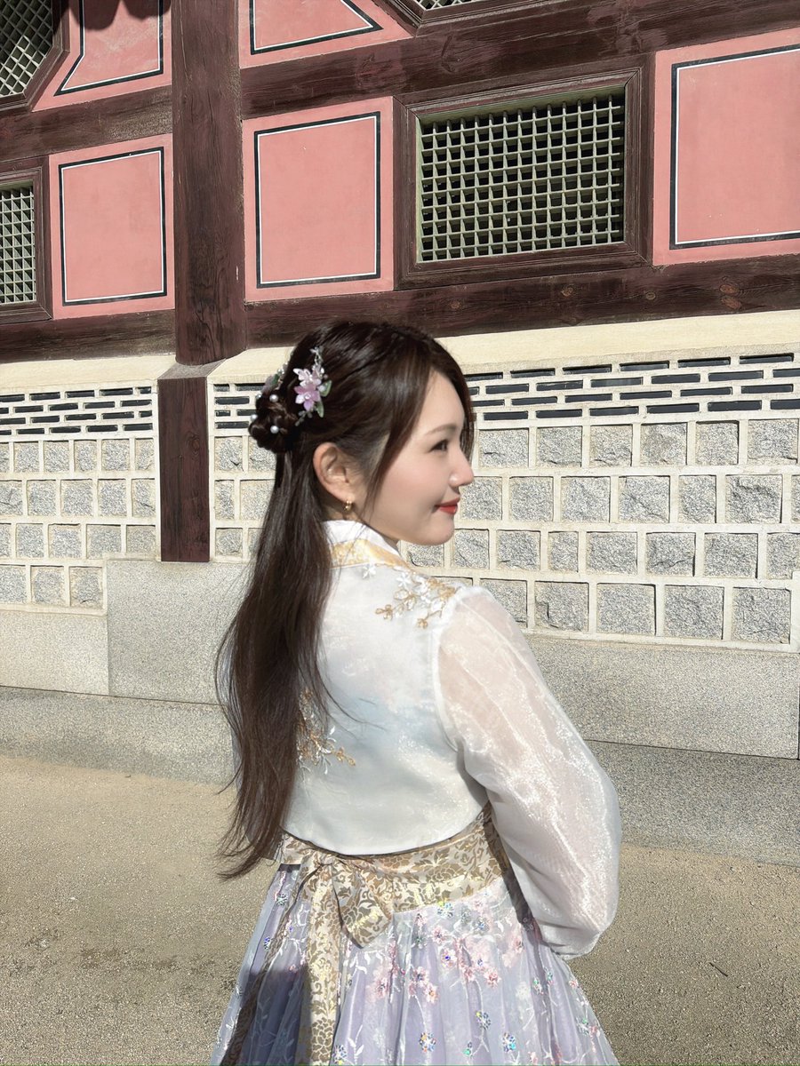 友達と韓国に行った時、元彼がチマチョゴリの体験チケット買ってくれた
私は喜んで写真たくさん撮って送ってたけど、それもぜんぶバカにされてたと思うと心が痛い https://t.co/K0Auep6pAV