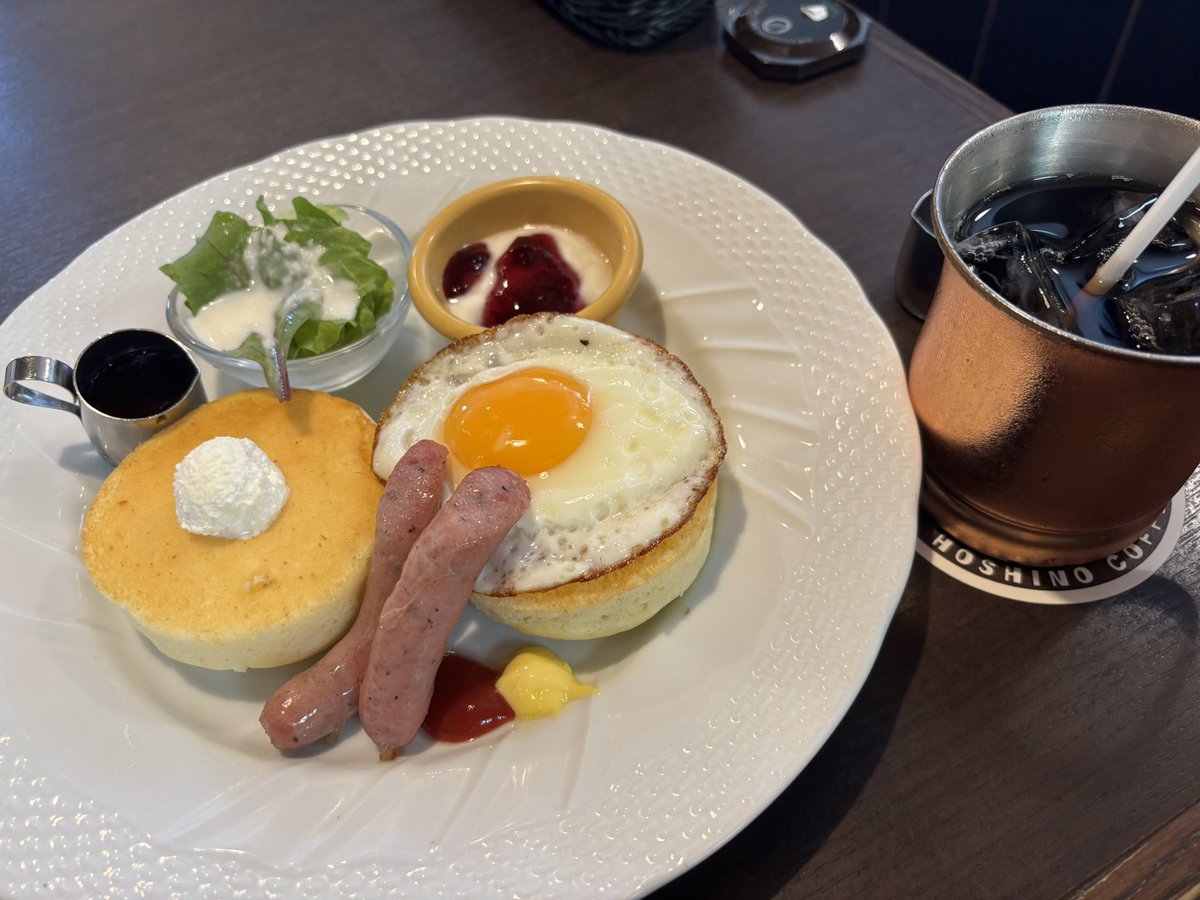DA_unoff's tweet photo. 病院受診のため遅めの朝食🥞

ふわふわパンケーキをプレーンでウマウマ😋

塩気の効いたウィンナーと一緒にウマウマ😋

最後はメイプルシロップ🍯をまとわせウマウマ😋

サラダ🥗やヨーグルトをトッピングしたりバラエティ豊かな食べ方を楽しめました😊

#八戸市
#モーニング
#星乃珈琲店
#ウマウマ https://t.co/ppcjjX27BA