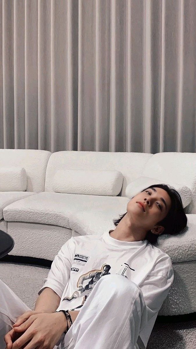 shushuaroll's tweet photo. kaya pala iba na sofa ni ganda sa bahay 😂 kinuha na ni jeonghan yung luma niya 😭 https://t.co/YcDj8NEm1T