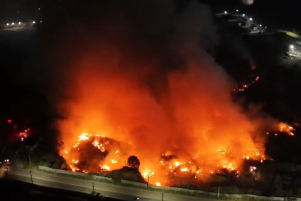 g1amazonas's tweet photo. Incêndio que atinge área de vegetação em Manaus ganha intensidade durante a noite https://t.co/Iyteeidh4d https://t.co/sx6GnT572Y