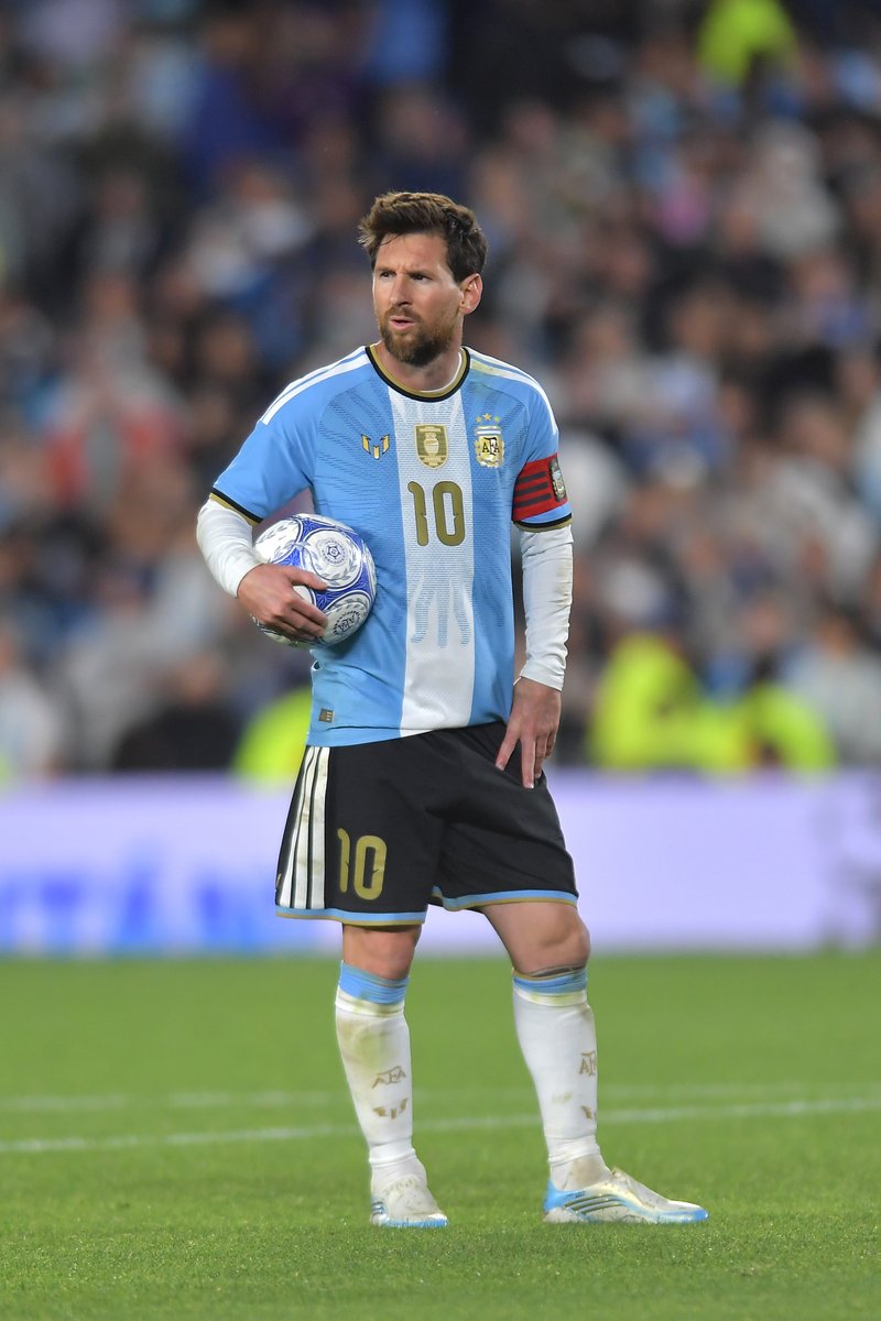 LaureusSport's tweet photo. 𝗦𝗶𝗴𝗻𝗶𝗻𝗴 𝗼𝗳𝗳 𝗶𝗻 𝘀𝘁𝘆𝗹𝗲 🇦🇷

From the penalty spot, Lionel Messi scores his 126th goal for Argentina 💪

Two-time Laureus World Sportsman of the Year 🏆 https://t.co/p4phSqAE6L