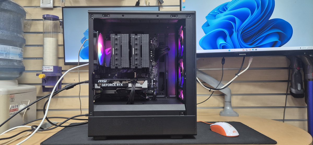 dohwicom's tweet photo. 라이젠 5700X+RTX 5060으로 구성된 3D 모델 작업용 PC 출고 사진입니다

※조립비 별도※

사무 및 3D 모델링 작업 위주, 서브로 게임용으로 사용을 전제 하에 작업 요청하셨습니다

(보드 및 파워는 모델 변경 후 출고되었습니다)

카카오톡 오픈채팅: https://t.co/ZLbG4l3lH1
디스코드: dohwicom https://t.co/RzFV2G2Rix
