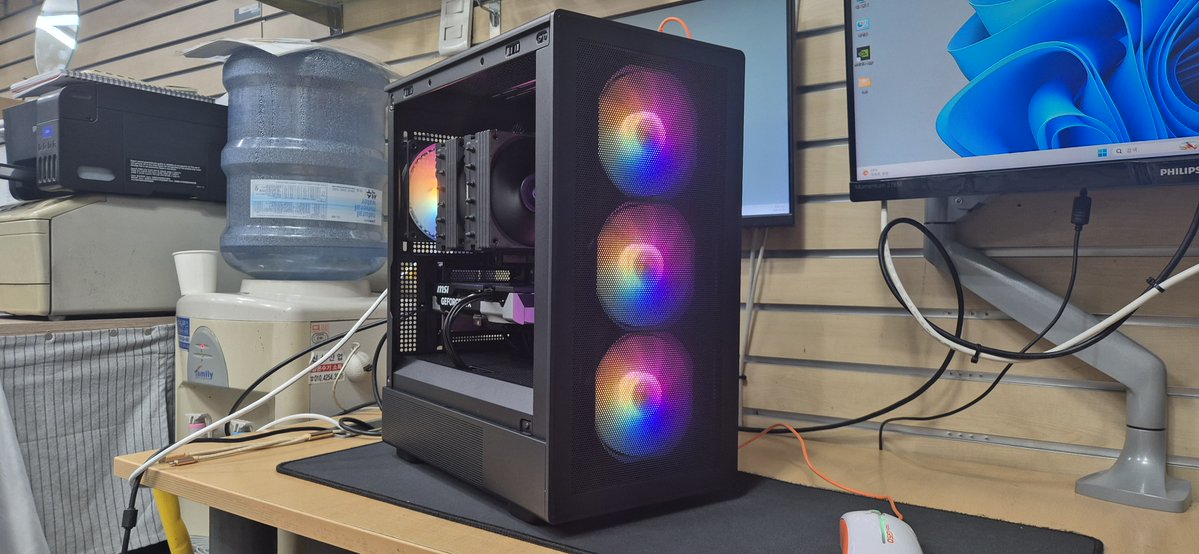 dohwicom's tweet photo. 라이젠 5700X+RTX 5060으로 구성된 3D 모델 작업용 PC 출고 사진입니다

※조립비 별도※

사무 및 3D 모델링 작업 위주, 서브로 게임용으로 사용을 전제 하에 작업 요청하셨습니다

(보드 및 파워는 모델 변경 후 출고되었습니다)

카카오톡 오픈채팅: https://t.co/ZLbG4l3lH1
디스코드: dohwicom https://t.co/RzFV2G2Rix