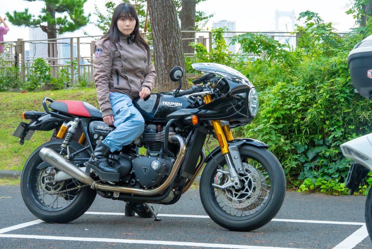 YuiMinase_Bike's tweet photo. 涼しくなってきたのでACEカフェのこのちょっとクラシックな乗馬するみたいなライディングジャケット気に入ってきているので使ってます！トライアンフによく似合う。
しかし。。。古着で偶然入手したため
モデル名も派生モデルや他カラーも分かりません。
今後も予備とか探したいのでわかる方教えてください！