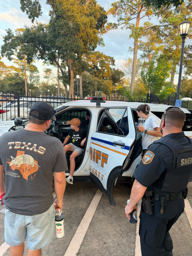 HCSOTexas's tweet photo. Spending the evening with the people who make Harris County home, Coles Crossing Community Association!
#NNO2026 #HCSONNO2026 https://t.co/jLRjNORXcz