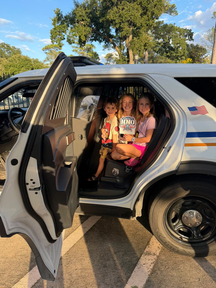 HCSOTexas's tweet photo. Spending the evening with the people who make Harris County home, Coles Crossing Community Association!
#NNO2026 #HCSONNO2026 https://t.co/jLRjNORXcz