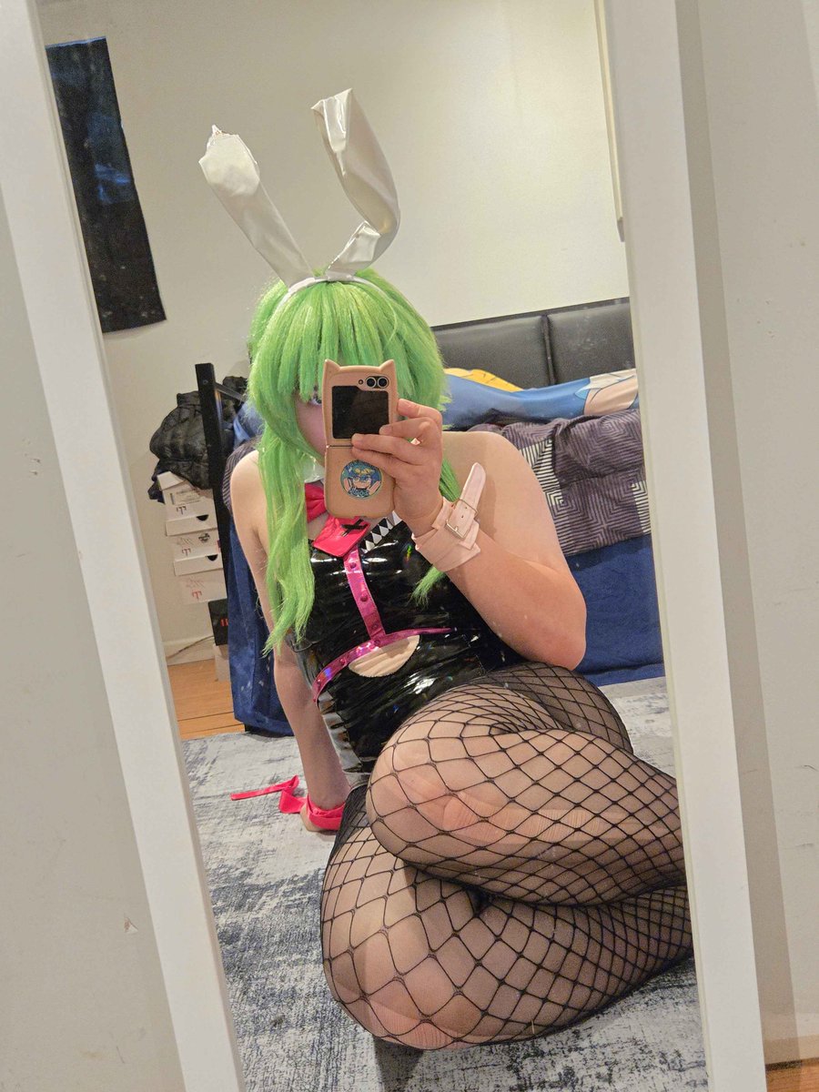 izzyautomaton's tweet photo. rabbit hole gumi cosplay https://t.co/Yks6Y7i20M