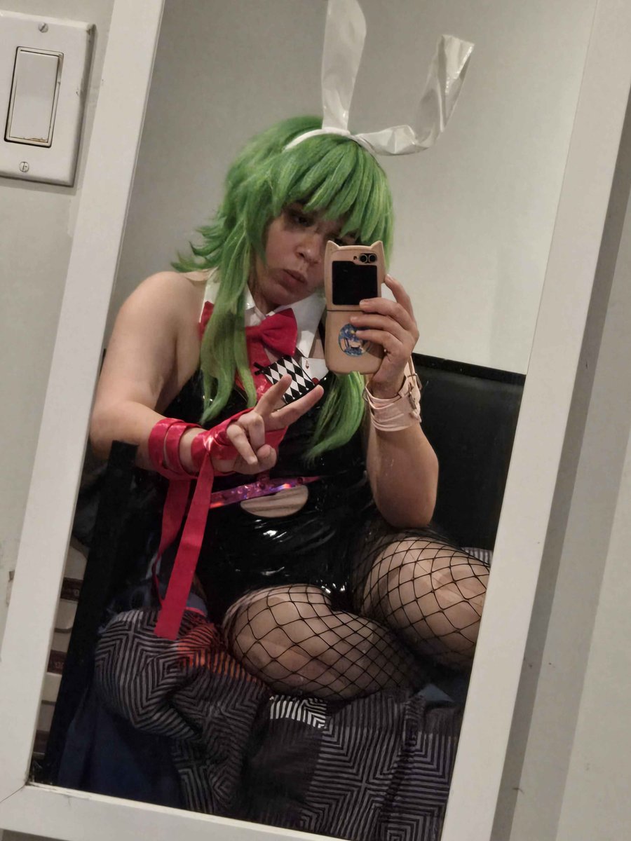 izzyautomaton's tweet photo. rabbit hole gumi cosplay https://t.co/Yks6Y7i20M