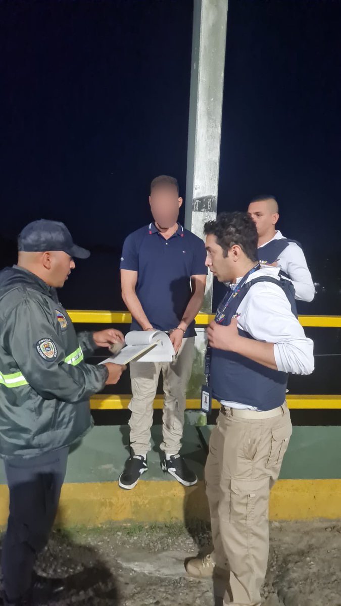 MigracionCol's tweet photo. 📍#Arauca | Migración Colombia expulsó del país a un ciudadano extranjero, quien había cumplido una condena por hurto calificado y agravado. El individuo fue entregado a las autoridades venezolanas en el Puente Internacional José Antonio Páez. https://t.co/5geE5rmyf9
