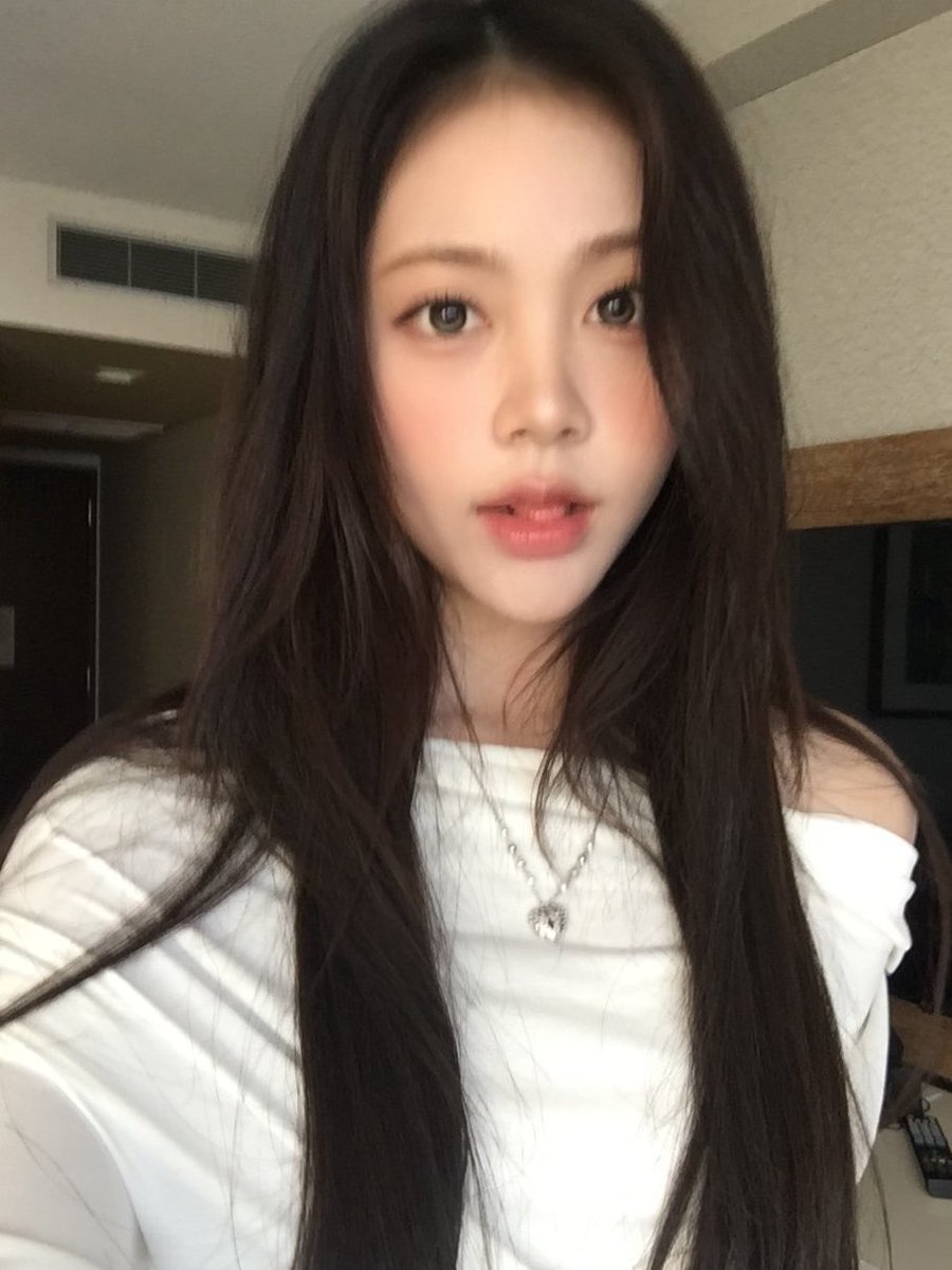 picscjiwoo's tweet photo. DO UNNIES JIWOO AND CARMEN REALLY LIKE THIS POSE FOR SELCAS???? https://t.co/OOfKWNzbVa