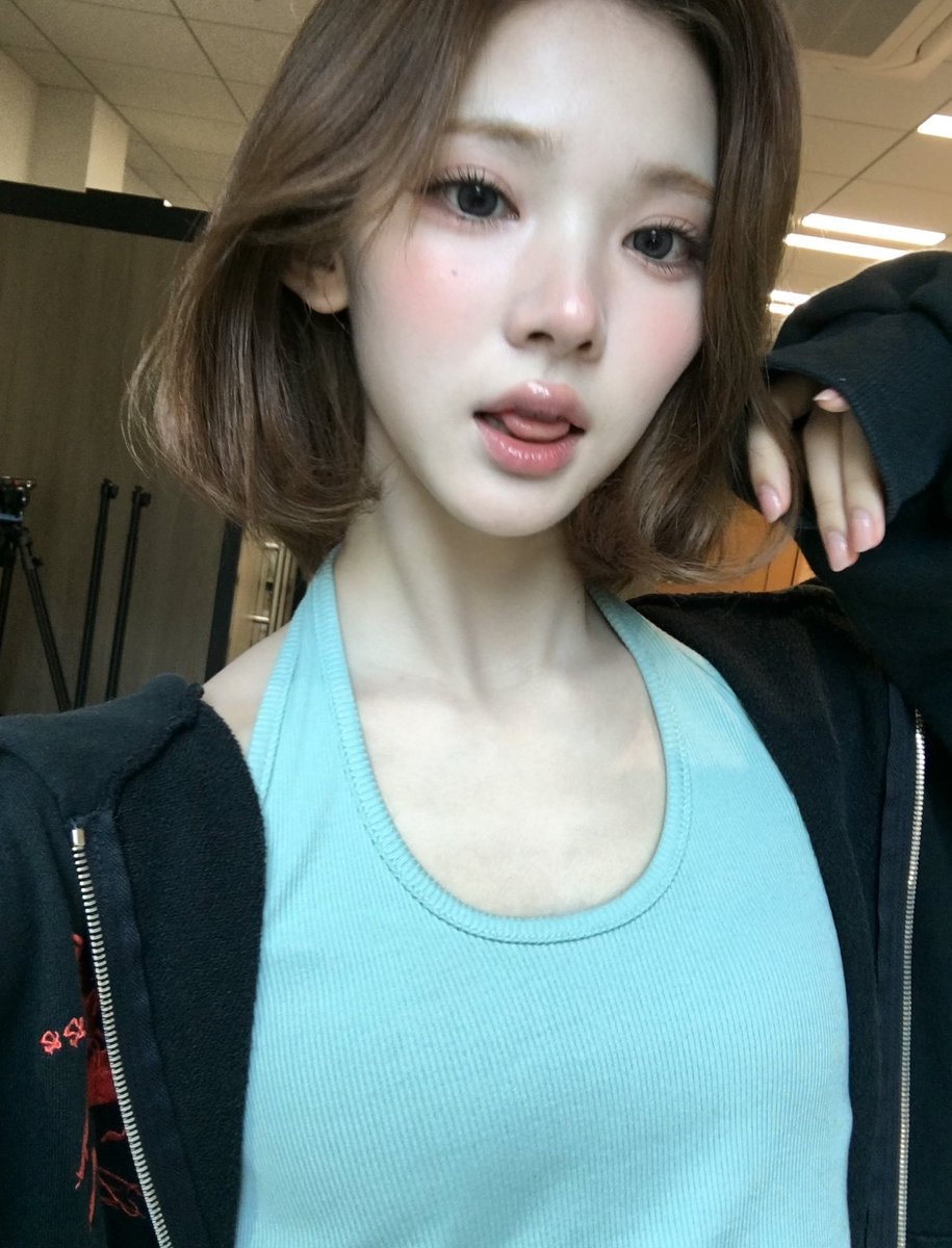 picscjiwoo's tweet photo. DO UNNIES JIWOO AND CARMEN REALLY LIKE THIS POSE FOR SELCAS???? https://t.co/OOfKWNzbVa