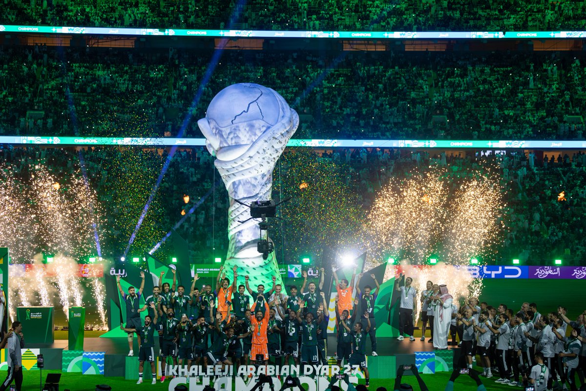SaudiNT's tweet photo. We Are the Champions 🏆🇸🇦
#الأخضر_بطل_الخليج | #هذا_الأخضر https://t.co/ER8rDumxZO