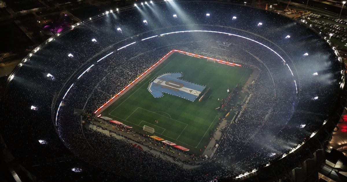 theglobalcr's tweet photo. Así el ambiente en el Monumental por la despedida de Messi

Fuegos artificiales estallaron en la cancha de River Plate para despedir al astro argentino desde Buenos Aires, Argentina. En el campo montaron una playera gigante con el mítico 10.

📸: AP/EFE https://t.co/2CtuhThBQN