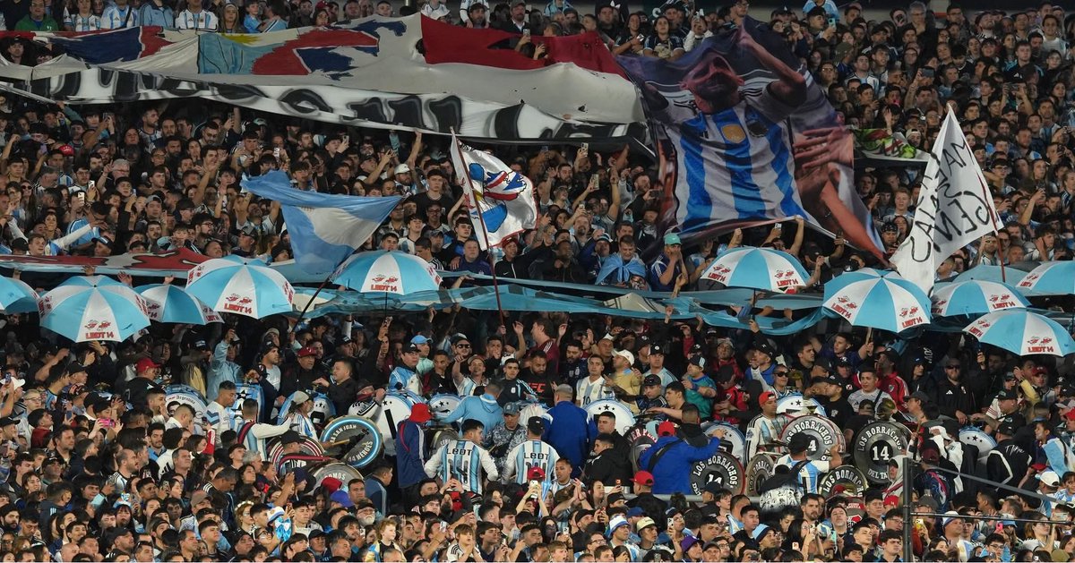 theglobalcr's tweet photo. Así el ambiente en el Monumental por la despedida de Messi

Fuegos artificiales estallaron en la cancha de River Plate para despedir al astro argentino desde Buenos Aires, Argentina. En el campo montaron una playera gigante con el mítico 10.

📸: AP/EFE https://t.co/2CtuhThBQN