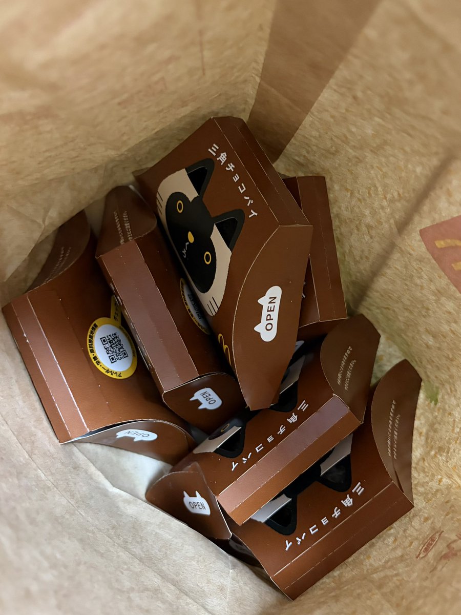 kira_nipa's tweet photo. たまちゃんが食べてるから初チョコパイ〜🍫
マックデリバリー1500円からしか頼めないから6個届いた🎁チョコ濃厚で美味しかったദ്ദി^ᴗ ̫ ᴗ^₎

 #きららたまこ
 #たまこらいぶ https://t.co/AC3ygtWtij
