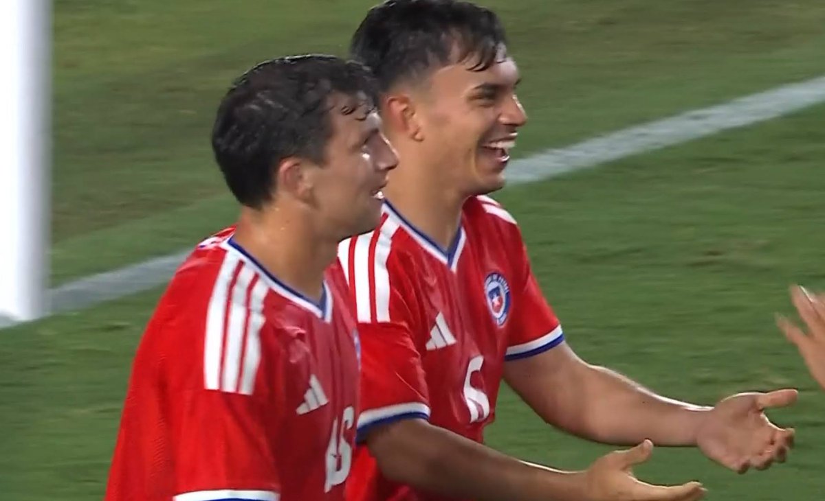 Cooperativa's tweet photo. [MARCADOR VIRTUAL ⚽] ¡SEGUNDO GOOOOOOL DE CHILE! México acababa de meter cinco cambios cuando Darío Osorio dejó solo a Vicente Pizarro. Golazo para el 2-0 de @LaRoja https://t.co/KUtusVm6WX https://t.co/zmW4K6mk6T