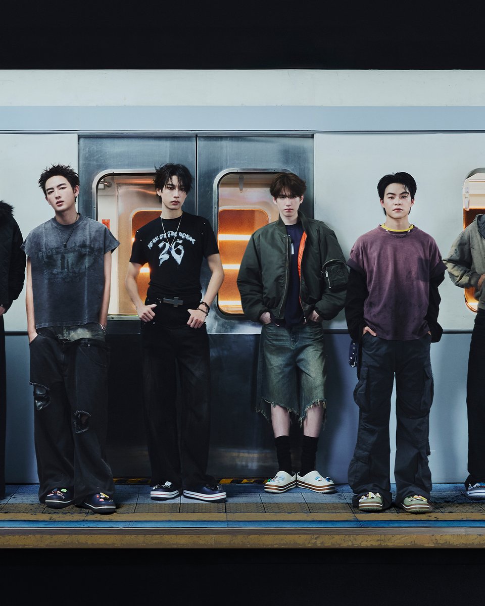 SuperstarnewsTH's tweet photo. Crocs แบรนด์รองเท้าและไลฟ์สไตล์ระดับโลก ประกาศแต่งตั้ง #BUSbecauseofyouishine ศิลปิน T-Pop ทั้ง 12 คน
เป็น Brand Ambassador กลุ่มแรกประจำประเทศไทย พร้อมถ่ายทอดแนวคิด “Do Your Thing”
@crocsth #DoYourThing #BUSxCrocs #CrocsTH

Crocs แบรนด์รองเท้าและไลฟ์สไตล์ระดับโลก ประกาศแต่งตั้ง BUS because of you i shine ศิลปิน T-Pop ทั้ง 12 คน เป็น Brand Ambassador กลุ่มแรกประจำประเทศไทย อย่างเป็นทางการ เปิดบทใหม่ของการร่วมงานที่ผสานพลัง ความสนุก และสไตล์อันเป็นเอกลักษณ์ของสมาชิกแต่ละคนเข้ากับตัวตนของ Crocs

ด้วยบุคลิกและสไตล์ที่แตกต่างกัน สมาชิก BUS จึงเป็นตัวแทนของแนวคิด “Do Your Thing” ที่สนับสนุนให้ทุกคนมั่นใจในการเป็นตัวเอง มีอิสระในการเลือกสไตล์ที่บอกเล่าตัวตน และสนุกกับการแสดงออกในแบบของตัวเอง พร้อมสะท้อนพลังของการรวมตัวที่ทำให้ทุกความแตกต่างโดดเด่นยิ่งขึ้น

การร่วมงานครั้งนี้นับเป็นอีกก้าวสำคัญของ Crocs ในการเชื่อมต่อกับคนรุ่นใหม่ พร้อมนำเสนอรองเท้าที่เป็นมากกว่าไอเท็มแห่งความสบาย แต่ยังเปิดพื้นที่ให้ทุกคนสร้างสรรค์ลุคของตัวเองผ่านสีสัน ซิลลูเอต และการตกแต่งด้วย Jibbitz™ charms ที่ช่วยเติมเอกลักษณ์ให้รองเท้าแต่ละคู่