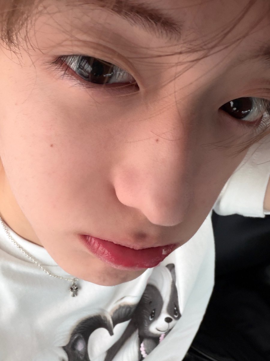 ddan9oma's tweet photo. 전 공평하게 이/가 붙여 준 상혀니와 유치한 공룡 박사 상혀니를 좋아합니다 그리고 최애 셀카는 저 두 장... 뽀얗고 말간 얼굴 최고 👍🏻 https://t.co/wbxOeEnUpg