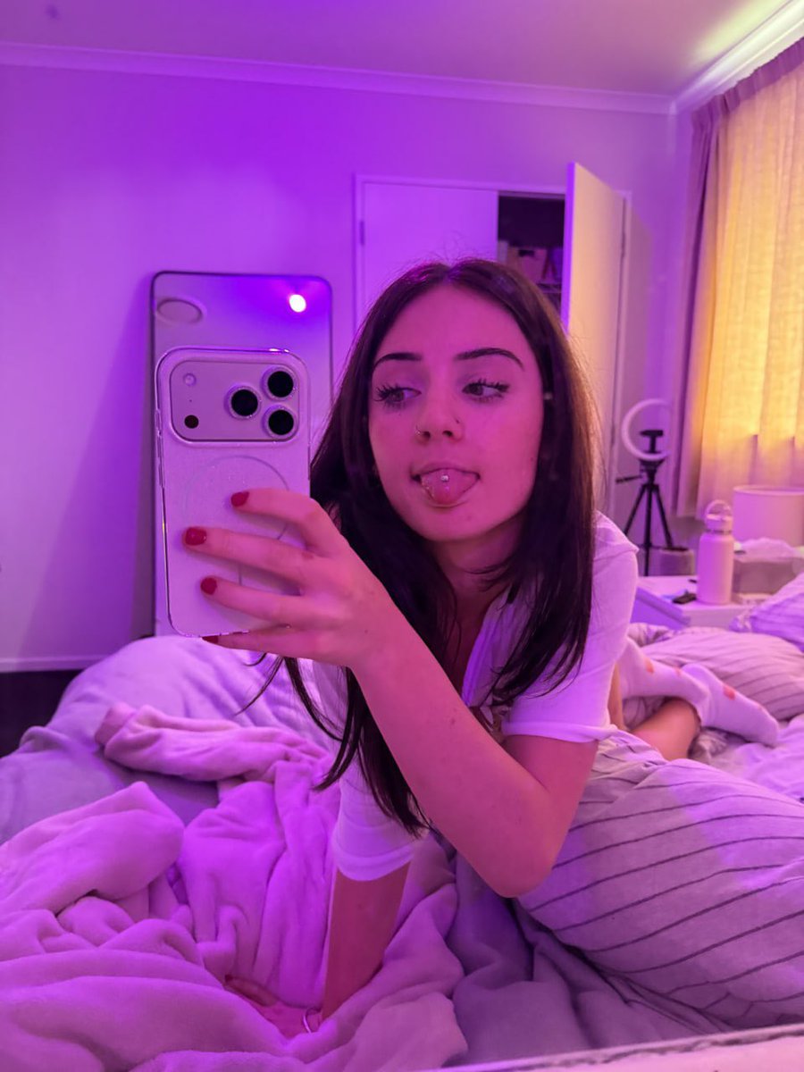 _PaytonReed's tweet photo. mirror selfie because apparently i needed proof that the outfit was actually working 😇 https://t.co/jc3xBoySgw