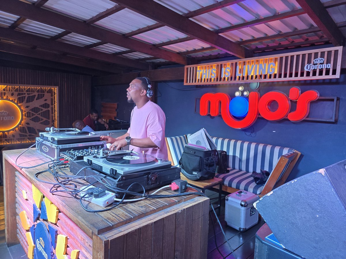 thokoza_rizzler's tweet photo. Shaya uhambe Thokoza 🙇🏽♂️
@mojoscarwash
#umhluzomondaybuffet #housemusic #spreadthelove https://t.co/1p0oDTiq9Y