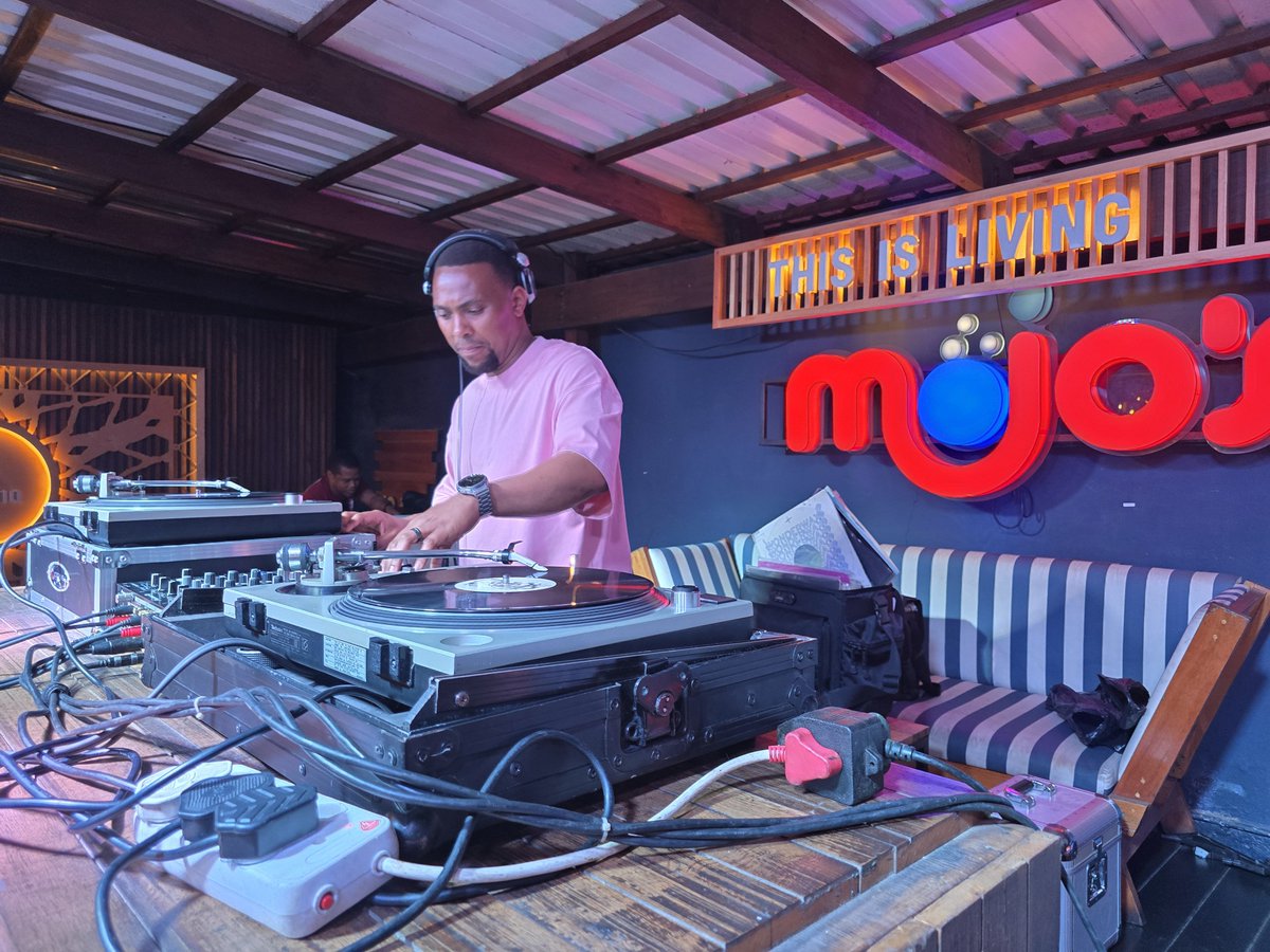 thokoza_rizzler's tweet photo. Shaya uhambe Thokoza 🙇🏽♂️
@mojoscarwash
#umhluzomondaybuffet #housemusic #spreadthelove https://t.co/1p0oDTiq9Y