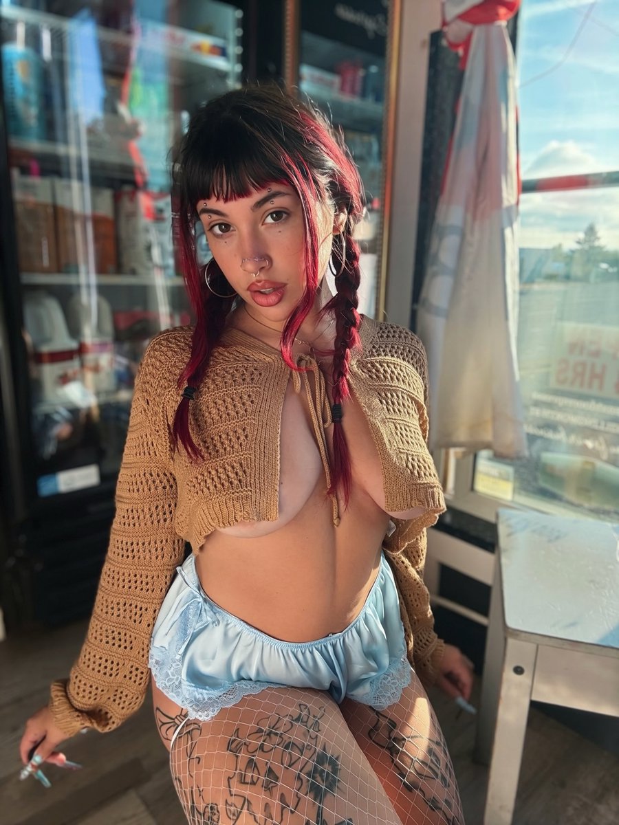 chlotoetweepee's tweet photo. Would you believe me if I said I was a barista? 🩵🪽 https://t.co/iqNKKvn6u2