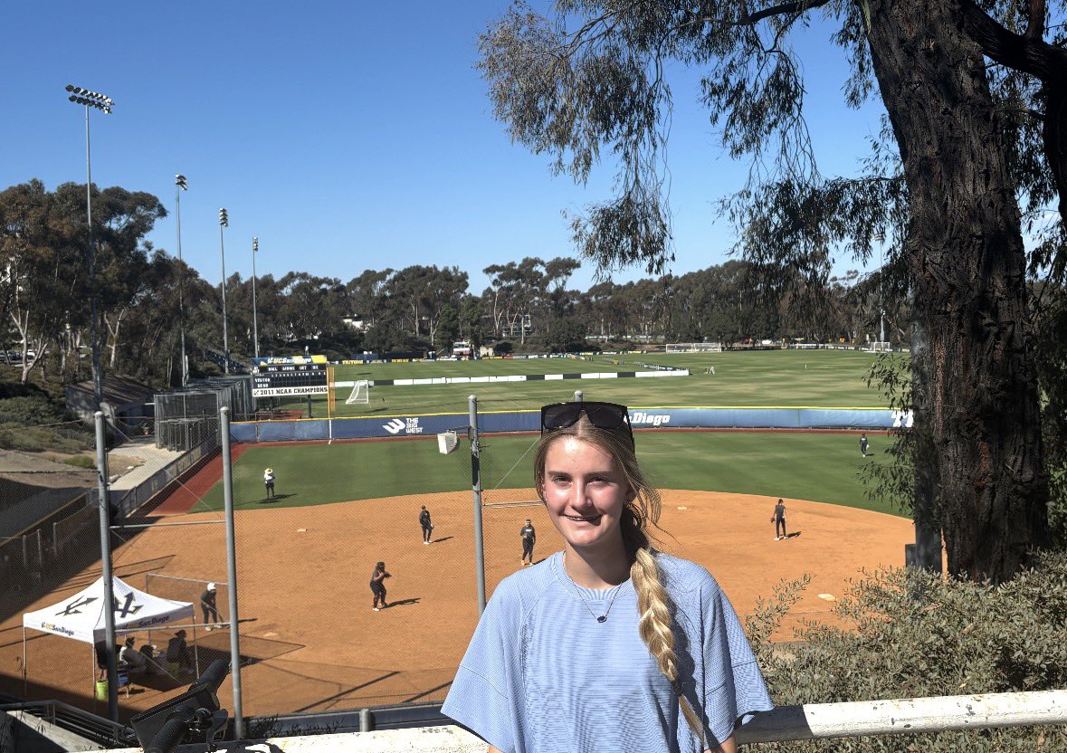 Isla_Smith_2029's tweet photo. On fall break from TN and I was able to catch USCD practicing/scrimmaging @AMLazenby29_30 @UCSDsoftball https://t.co/aQtvbxV1gK