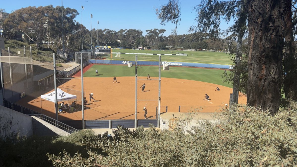 Isla_Smith_2029's tweet photo. On fall break from TN and I was able to catch USCD practicing/scrimmaging @AMLazenby29_30 @UCSDsoftball https://t.co/aQtvbxV1gK