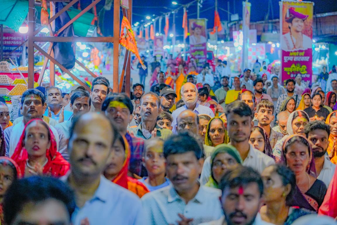 bageshwardham's tweet photo. 06-10-2026 (मंगलवार) को बागेश्वर धाम में श्री बालाजी सरकार की सांध्यकालीन दिव्य आरती के समय भक्तों की विशाल भीड़ उमड़ पड़ी। हर तरफ जयकारों की गूंज और दीपों की पावन आभा से वातावरण भक्तिमय हो गया। श्रद्धा और आस्था से भरा यह दिव्य दृश्य सभी भक्तों के मन में अमिट छाप छोड़ गया। https://t.co/iuhM6tsgvX