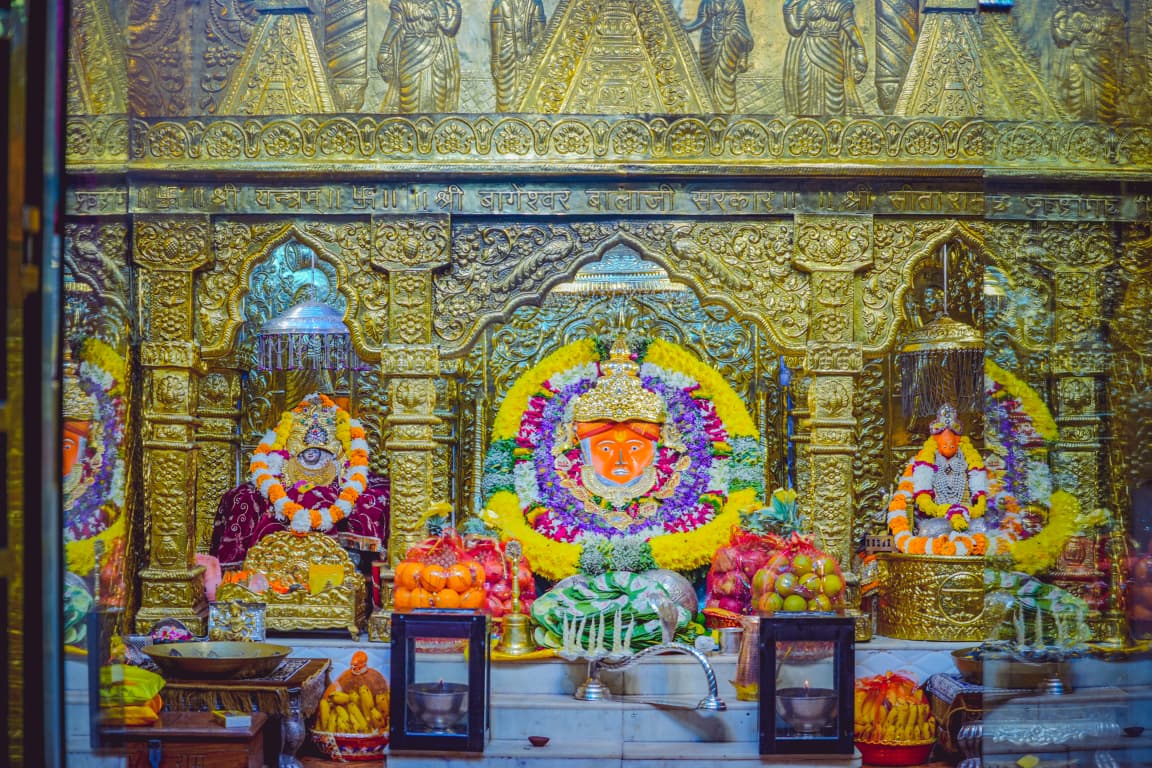 bageshwardham's tweet photo. 06-10-2026 (मंगलवार) को बागेश्वर धाम में श्री बालाजी सरकार की सांध्यकालीन दिव्य आरती के समय भक्तों की विशाल भीड़ उमड़ पड़ी। हर तरफ जयकारों की गूंज और दीपों की पावन आभा से वातावरण भक्तिमय हो गया। श्रद्धा और आस्था से भरा यह दिव्य दृश्य सभी भक्तों के मन में अमिट छाप छोड़ गया। https://t.co/iuhM6tsgvX
