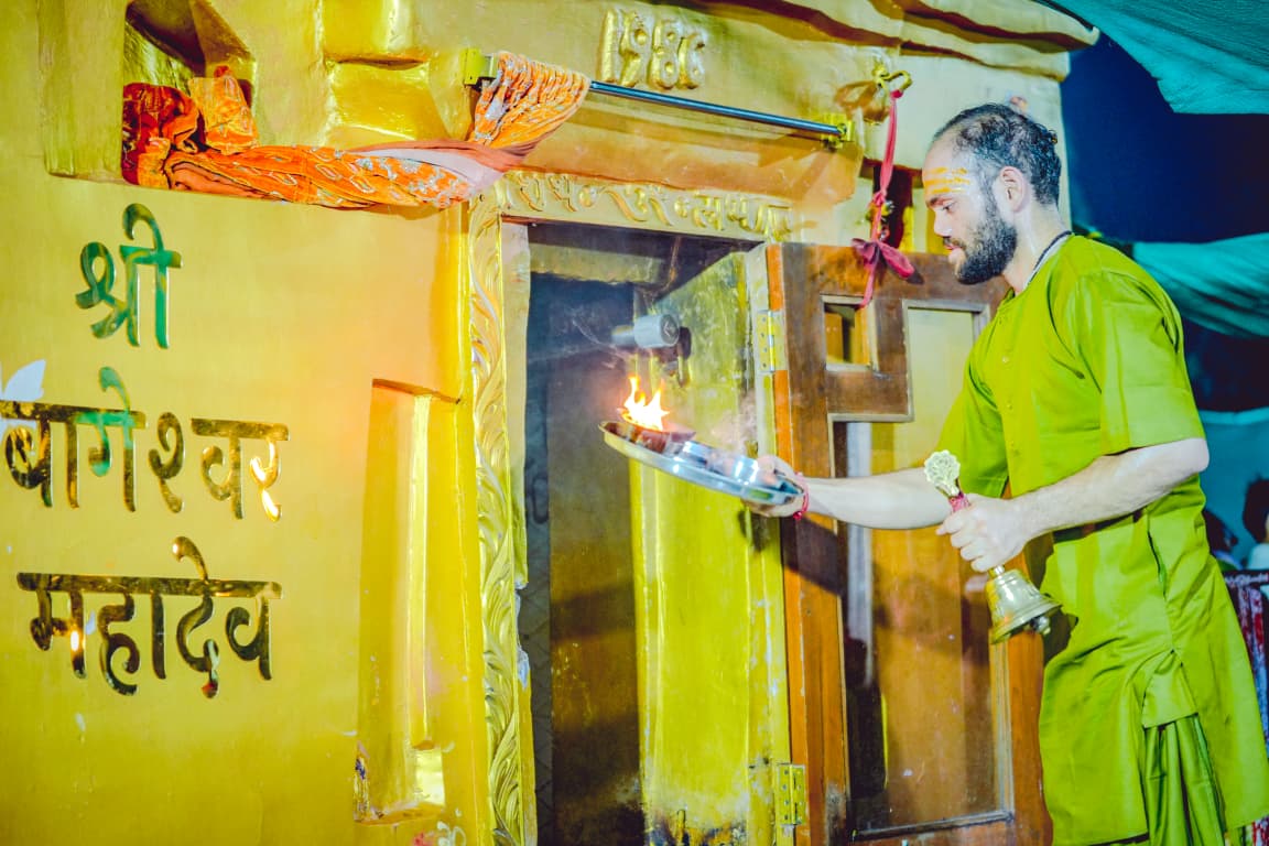 bageshwardham's tweet photo. 06-10-2026 (मंगलवार) को बागेश्वर धाम में श्री बालाजी सरकार की सांध्यकालीन दिव्य आरती के समय भक्तों की विशाल भीड़ उमड़ पड़ी। हर तरफ जयकारों की गूंज और दीपों की पावन आभा से वातावरण भक्तिमय हो गया। श्रद्धा और आस्था से भरा यह दिव्य दृश्य सभी भक्तों के मन में अमिट छाप छोड़ गया। https://t.co/iuhM6tsgvX