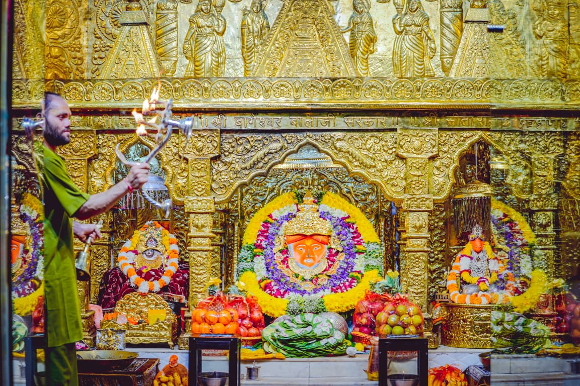bageshwardham's tweet photo. 06-10-2026 (मंगलवार) को बागेश्वर धाम में श्री बालाजी सरकार की सांध्यकालीन दिव्य आरती के समय भक्तों की विशाल भीड़ उमड़ पड़ी। हर तरफ जयकारों की गूंज और दीपों की पावन आभा से वातावरण भक्तिमय हो गया। श्रद्धा और आस्था से भरा यह दिव्य दृश्य सभी भक्तों के मन में अमिट छाप छोड़ गया। https://t.co/iuhM6tsgvX