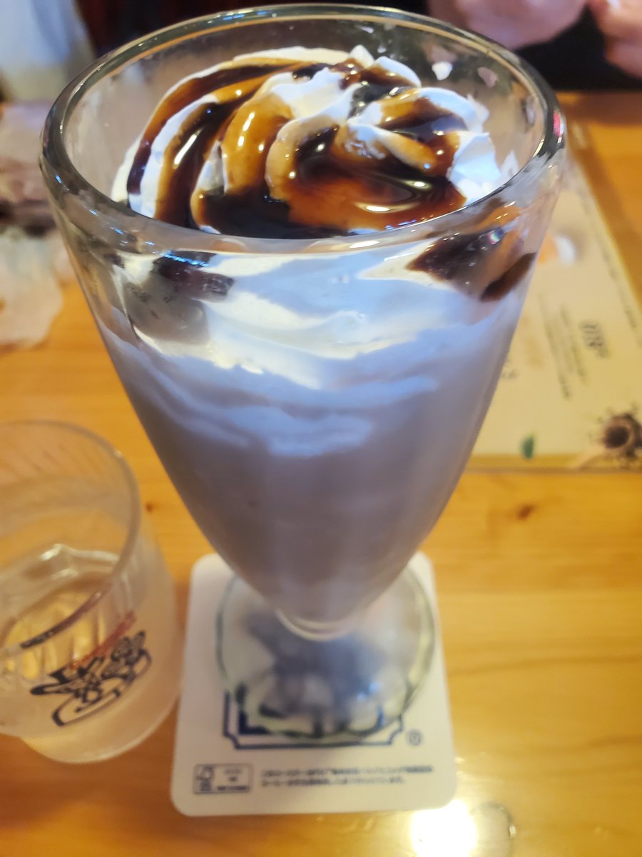 ryuu67842's tweet photo. 病院と病院の間に、母親とコメダ珈琲へ。ミックスサンドとミニシロノワール、お目当ては、店舗限定午後の紅茶ミルクティーのフラッペ。ふたりでシェアしました。ダイエットおあずけ。🤣
 #コメダ珈琲
 #午後の紅茶
 #フラッペ https://t.co/odGkixz3E6