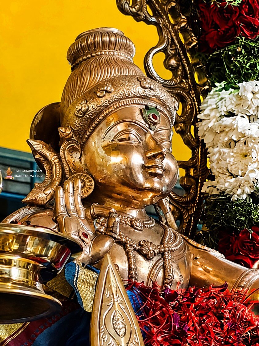 mohaanvankudoth's tweet photo. నీలగిరుల లోయల్లో నిలిచిన నా దైవమా...
నీ కరుణా కటాక్షమే నా జీవన గీతము.
నీవు లేక నేను శూన్యం,
నీ ధ్యాస లేని నా ఊపిరి వ్యర్థం,
నీ రూపం వీడని నా మనసు...
ఊహలకు అందని ఒక అనంత భావన.
కనురెప్ప వేసినా నీవే,
ప్రతి శ్వాస మీటినా నీవే,
అనుక్షణం నీ స్మరణే,
అనుదినం నీ చరణ దాస్యమే. https://t.co/QW2hf0k47J