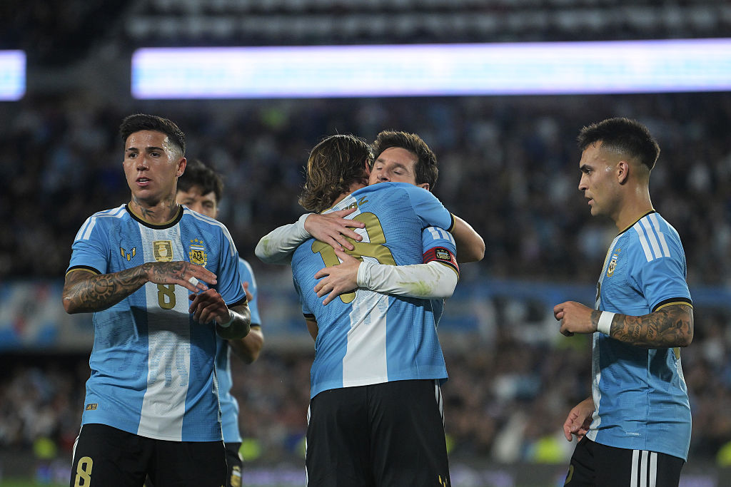 GoalJP_Official's tweet photo. 🇦🇷代表引退試合でも圧巻プレー！👏

メッシ、アルゼンチン代表引退試合で1ゴール2アシストの大活躍！

歴代最多208試合出場＆126ゴールを記録。鳴り止まない「メッシ」コールに見送られ、アルビセレステのユニフォームを脱ぐ。

アルゼンチン 3-0 ベナン https://t.co/jMrjNkXqV4