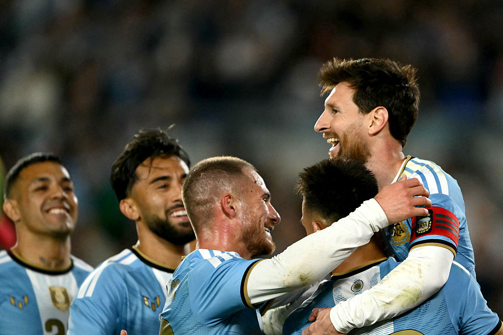 GoalJP_Official's tweet photo. 🇦🇷代表引退試合でも圧巻プレー！👏

メッシ、アルゼンチン代表引退試合で1ゴール2アシストの大活躍！

歴代最多208試合出場＆126ゴールを記録。鳴り止まない「メッシ」コールに見送られ、アルビセレステのユニフォームを脱ぐ。

アルゼンチン 3-0 ベナン https://t.co/jMrjNkXqV4