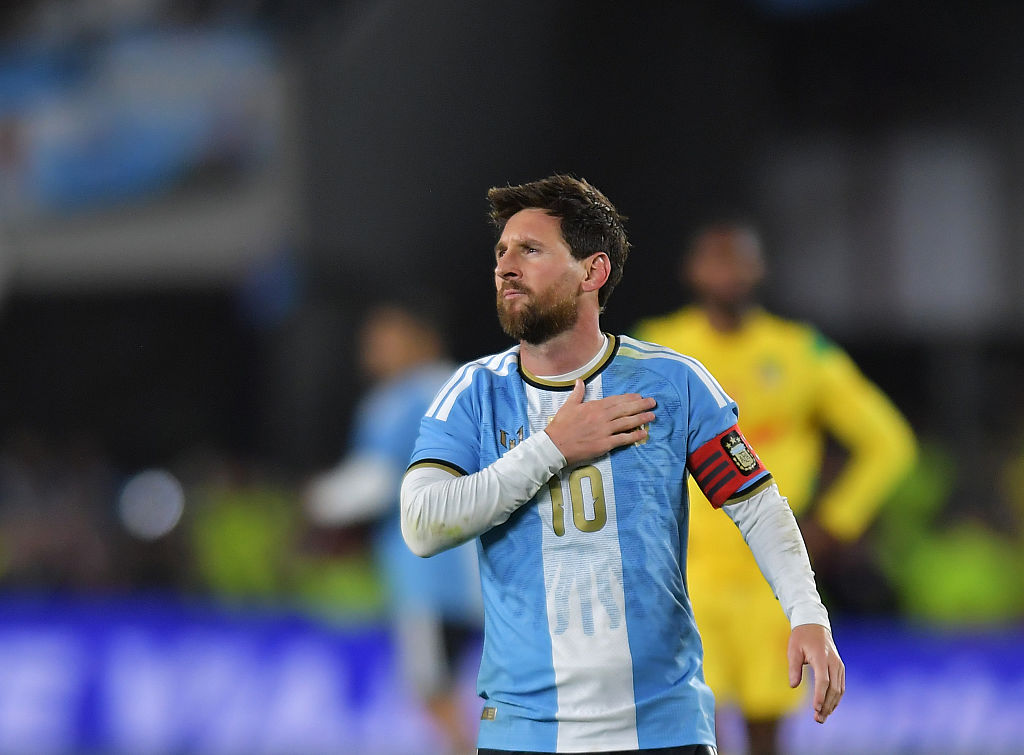 GoalJP_Official's tweet photo. 🇦🇷代表引退試合でも圧巻プレー！👏

メッシ、アルゼンチン代表引退試合で1ゴール2アシストの大活躍！

歴代最多208試合出場＆126ゴールを記録。鳴り止まない「メッシ」コールに見送られ、アルビセレステのユニフォームを脱ぐ。

アルゼンチン 3-0 ベナン https://t.co/jMrjNkXqV4
