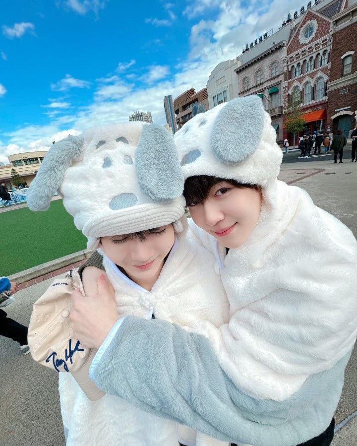 wishcyu's tweet photo. remember when someone said to sion that yushi is sion’s baby number one and saku is number two then sion asked what about ryo? 😭😭😭😭😭😭😭 ryo is sion’s baby too sion practically gave birth to ryo https://t.co/BTtGt9W2rc