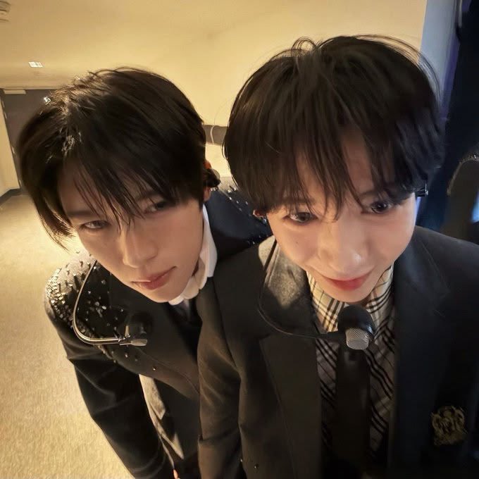 wishcyu's tweet photo. remember when someone said to sion that yushi is sion’s baby number one and saku is number two then sion asked what about ryo? 😭😭😭😭😭😭😭 ryo is sion’s baby too sion practically gave birth to ryo https://t.co/BTtGt9W2rc