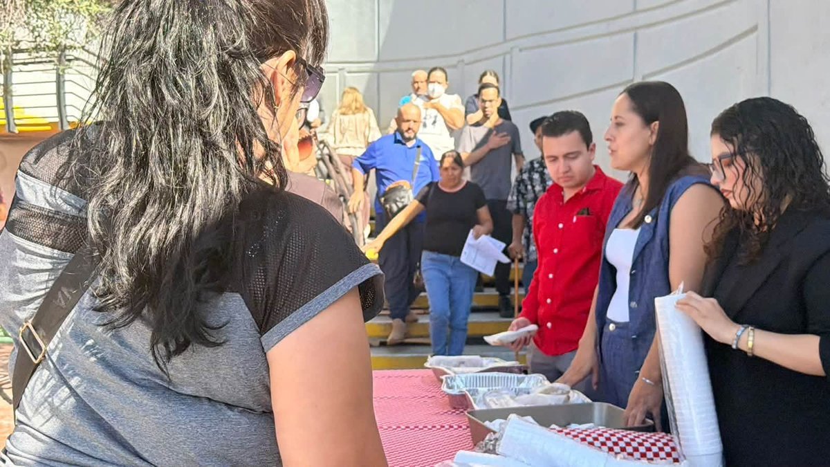 CNOPNacional's tweet photo. Estar cerca también es acompañar en los momentos que más se necesita.

Rosy Carmona y el equipo de la CNOP Chihuahua se sumaron a la #RodadaRosa en la Clínica Morelos, compartiendo un gesto de solidaridad y cariño con pacientes, familiares y personal médico.

#JaloConLaCNOP https://t.co/9K75o5n7Tm