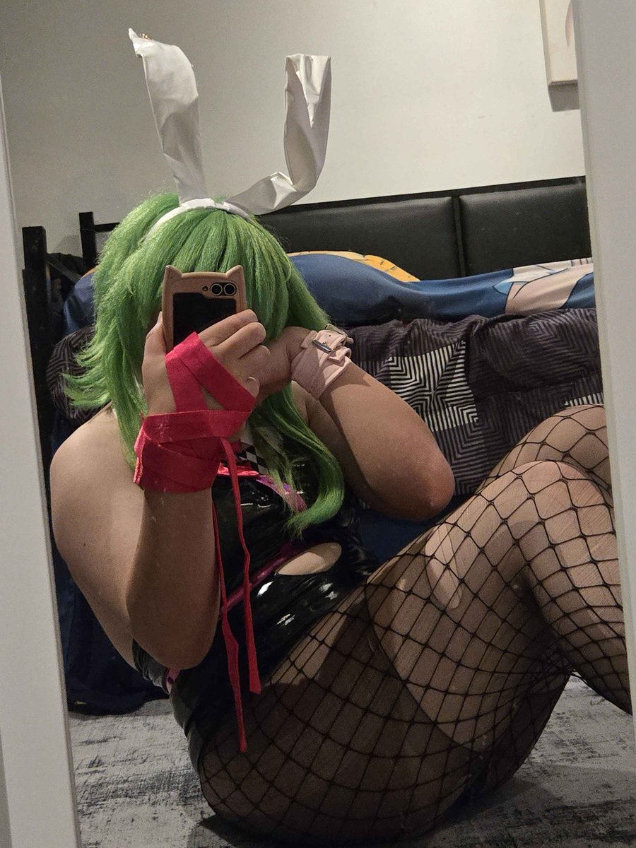izzyautomaton's tweet photo. rabbit hole gumi cosplay https://t.co/Yks6Y7i20M