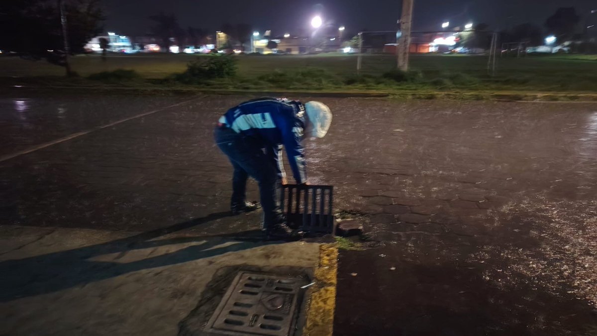 MetepecOPDAPAS's tweet photo. El OPDAPAS de Metepec y el grupo Tlanchana se encuentran atentos ante cualquier eventualidad de lluvia.
#EstamosEnLaRuta 
@FerFlores_Emp 
@MetepecGobierno https://t.co/xcetVH6JXy