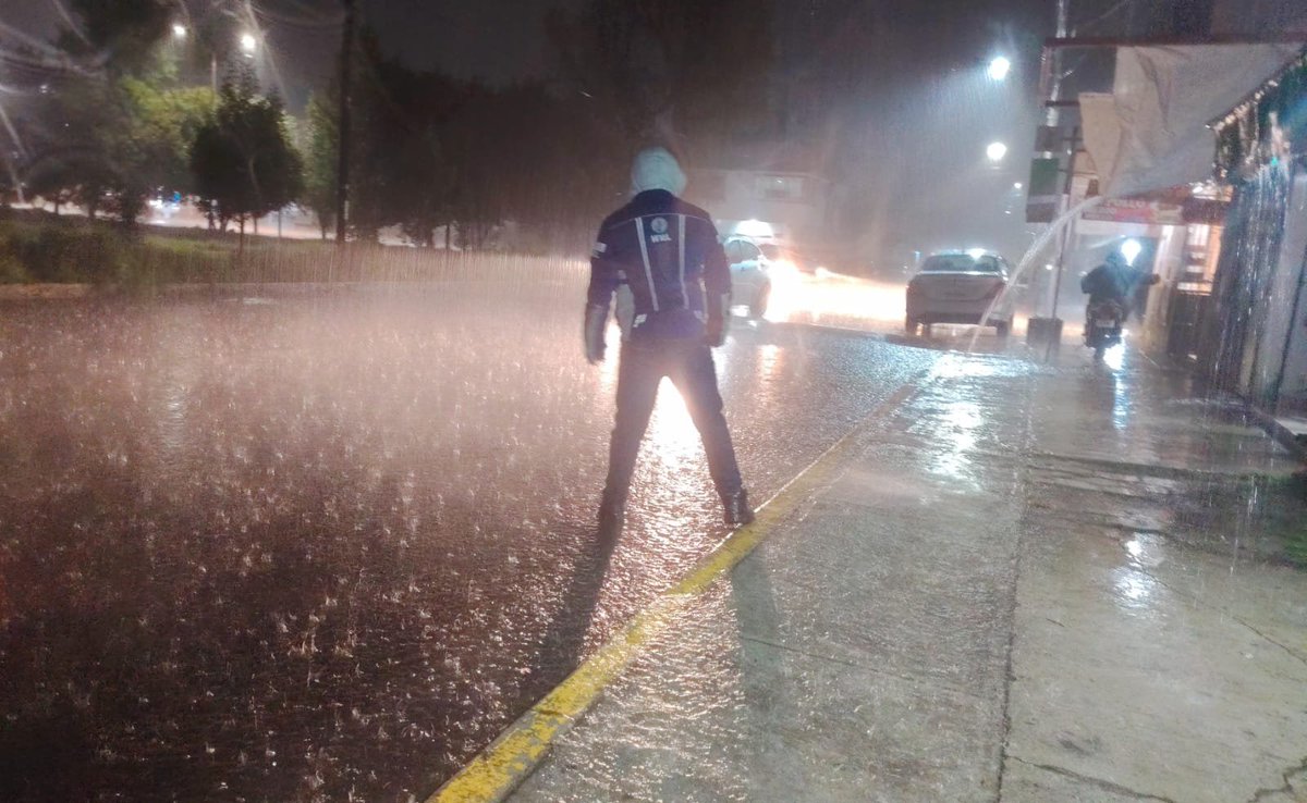 MetepecOPDAPAS's tweet photo. El OPDAPAS de Metepec y el grupo Tlanchana se encuentran atentos ante cualquier eventualidad de lluvia.
#EstamosEnLaRuta 
@FerFlores_Emp 
@MetepecGobierno https://t.co/xcetVH6JXy