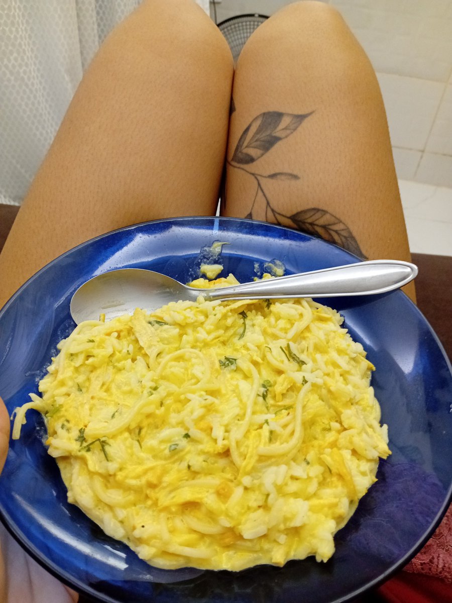 Beca_er1's tweet photo. a cris nao tem noção do perigo quando ela compra tudo isso de doce p mim, agora eu to aqui com a barriga doendo de tanto comer doce pq nao me aquieto ate acabar tudo https://t.co/HKWQHYiej7