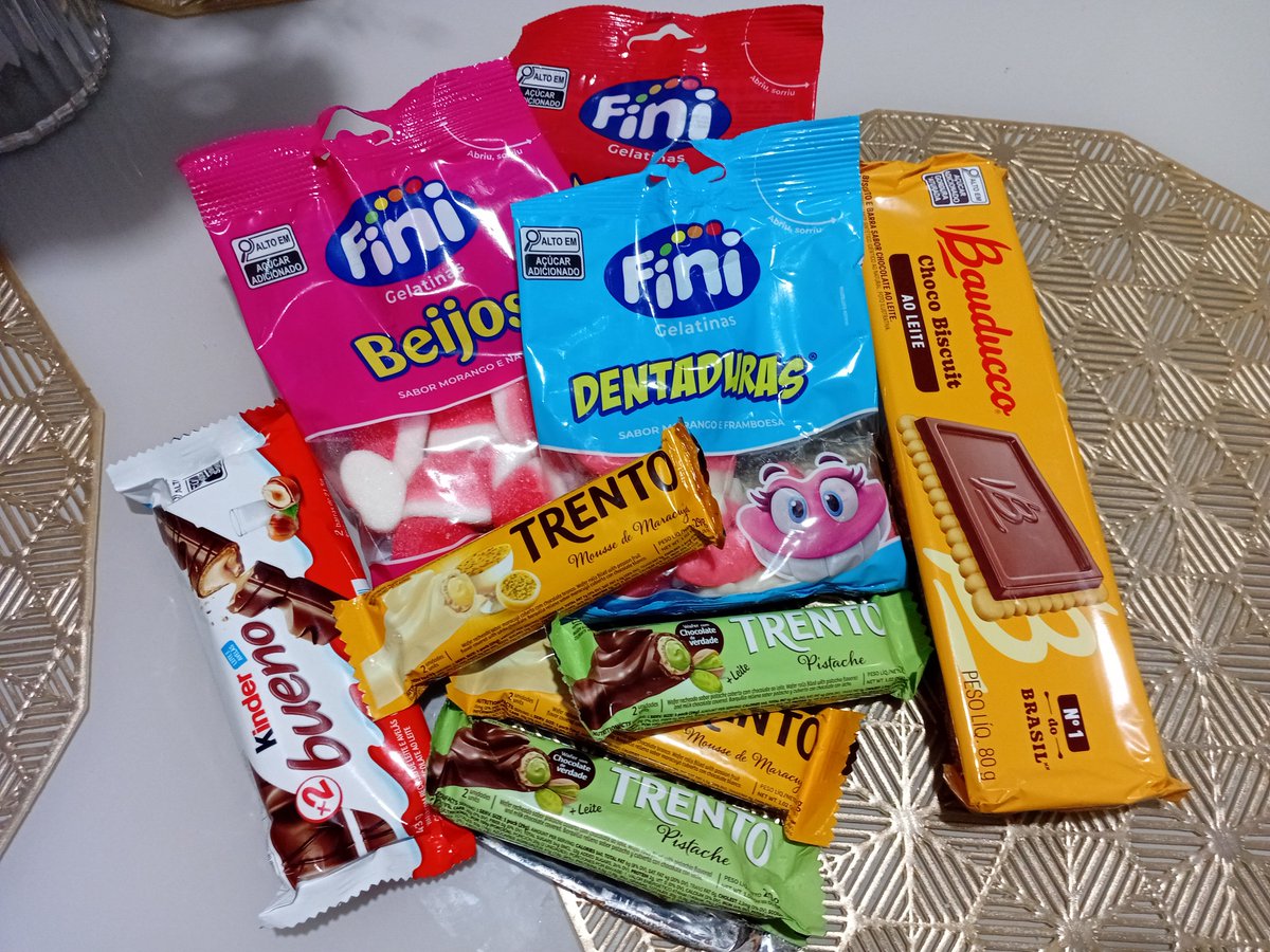 Beca_er1's tweet photo. a cris nao tem noção do perigo quando ela compra tudo isso de doce p mim, agora eu to aqui com a barriga doendo de tanto comer doce pq nao me aquieto ate acabar tudo https://t.co/HKWQHYiej7