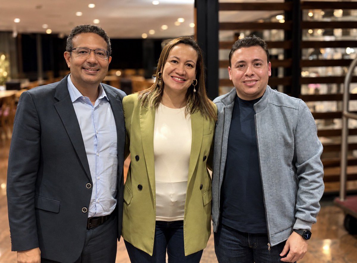 abrahamkatime's tweet photo. 📍 Se mueve el Pacto Histórico en el Magdalena

Sostuvimos un diálogo ameno con la senadora @carolinacorcho y el creador de contenido @CelsoTeteC en donde tratamos temas del territorio, sus necesidades y los principales desafíos del Magdalena como: 

💧 Agua potable y saneamiento básico
🛡️ Seguridad y vida
🌱 Reforma agraria
🌴 Turismo y desarrollo económico
📚 Educación

La conversación se dio en el marco de la preparación de la Asamblea Nacional de la Tendencia que lidera la senadora Corcho, ‘Ni Un Paso Atrás’, que tendrá lugar en Santa Marta el próximo 21 de noviembre, y que abordará también la agenda de cara al Congreso Fundacional del Pacto Histórico.

Un espacio para escuchar al territorio, intercambiar ideas y avanzar en una agenda de discusión sobre las realidades y desafíos del Magdalena.

#UnPactoPorSantaMarta
#ElMagdalenaNiUnPasoAtras