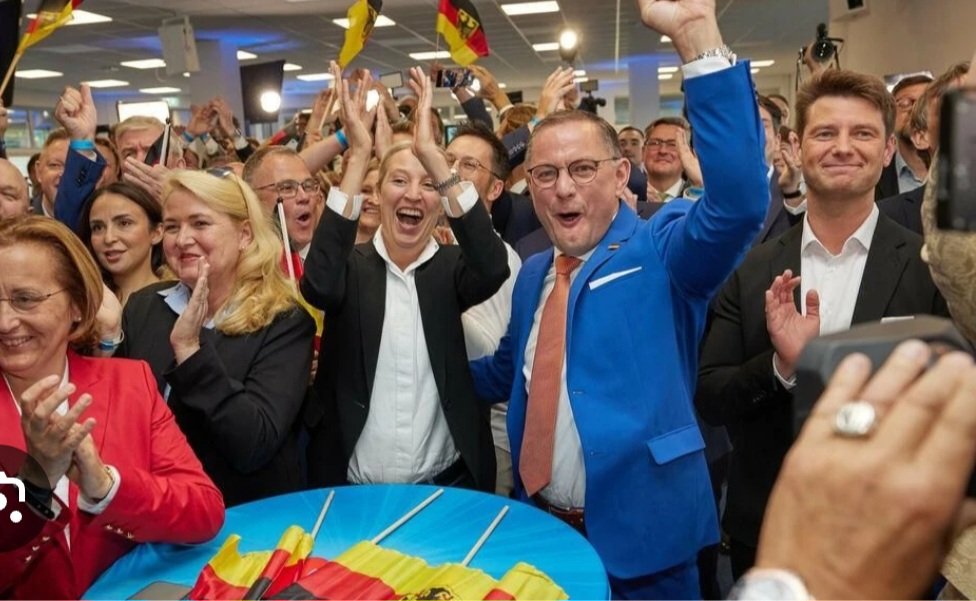 Adrian11192493's tweet photo. Der Faschismus in #Deutschland endete in einer Katastrophe.

Der Faschismus in #Italien endete in einer Katastrophe.

Der Faschismus in #Österreich endete in einer #Katastrophe.

Der Faschismus in #Spanien machte das Land zum Armenhaus Westeuropas.

Der Faschismus in #Portugal lies das Land völlig verlumpen.

Davor wurde verfolgt, eingesperrt, gefoltert, gemordet, gekriegt.

Und diese Vollid..ten und ihre Wähler jubeln nun und denken, sie hätten etwas ganz Neues, Tolles, Alternatives zu bieten!