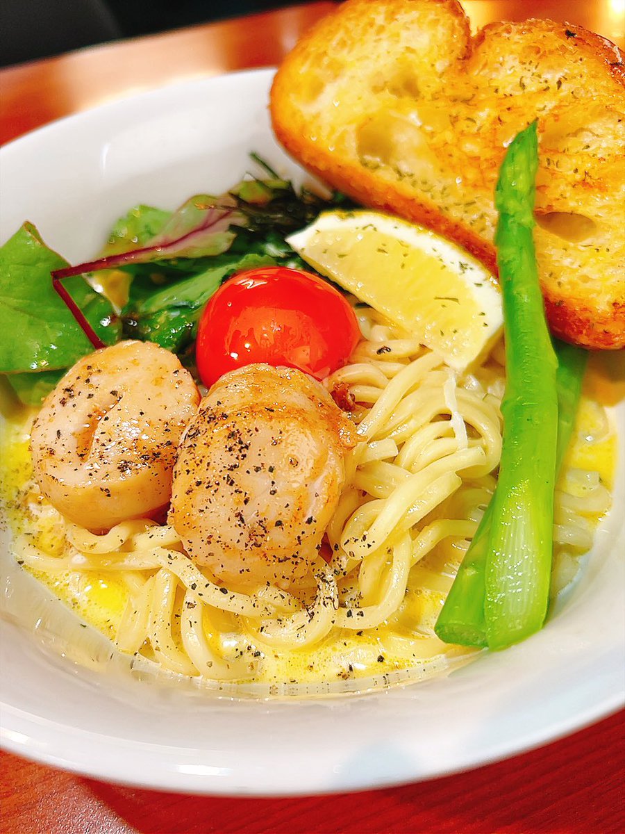 ramen_oguri0301's tweet photo. 10/7本日昼夜営業です！
11時から15時半LO15時
17時半から21時LO20時半

あたたかいくみこ（生ホタテ）ソテーのくりいむ
くみこ増し

海老イカくみこの海鮮あんかけらーめん
専用小ライス

自家製ポテトフライ
揚げワンタン
クミコフライ（自家製タルタルぞえ）
クミコバターソテー
クミコごま油の和風でカルパッチョ
生クミコ丼
真っ赤卵と鶏ぶしのTKG

あえだま
イカスミブラック
煮干しばたあ

本日のでざあと
かぼちゃのぷりん🎃

お持ち帰り
馬辛火鍋