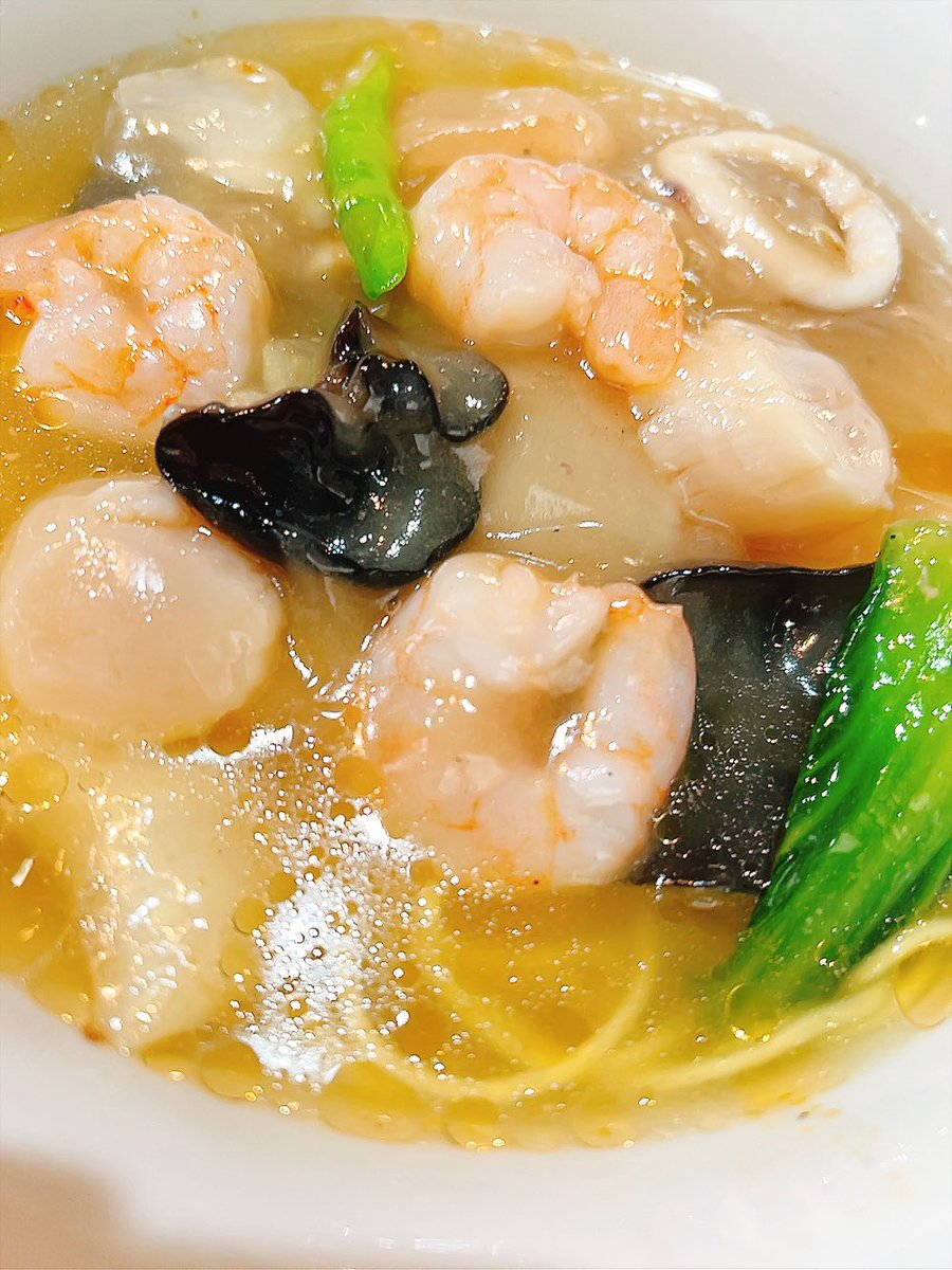 ramen_oguri0301's tweet photo. 10/7本日昼夜営業です！
11時から15時半LO15時
17時半から21時LO20時半

あたたかいくみこ（生ホタテ）ソテーのくりいむ
くみこ増し

海老イカくみこの海鮮あんかけらーめん
専用小ライス

自家製ポテトフライ
揚げワンタン
クミコフライ（自家製タルタルぞえ）
クミコバターソテー
クミコごま油の和風でカルパッチョ
生クミコ丼
真っ赤卵と鶏ぶしのTKG

あえだま
イカスミブラック
煮干しばたあ

本日のでざあと
かぼちゃのぷりん🎃

お持ち帰り
馬辛火鍋